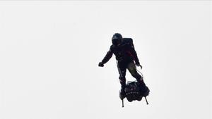 zentauroepp49207563 franky zapata stands on his jet powered  flyboard  as he tak190725093920