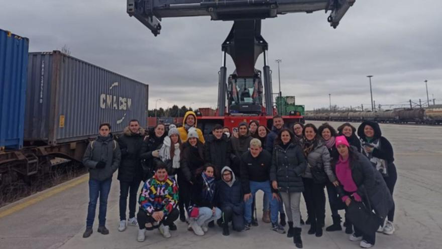 Alumnos del Ciclo Superior de Transporte y Logística del IES León Felipe visitan el puerto seco de Burgos | E. P.