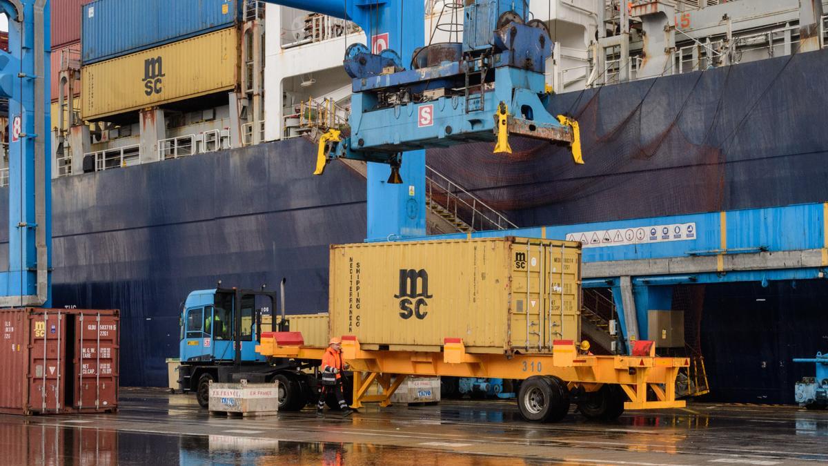 Imagen de descarga de un contenedor en la plataforma de la terminal de contenedores del Puerto de Las Palmas.