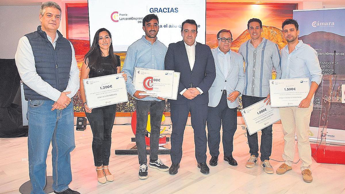 Los tres proyectos ganadores junto a los patrocinadores y el presidente de la Cámara de Comercio, ayer.