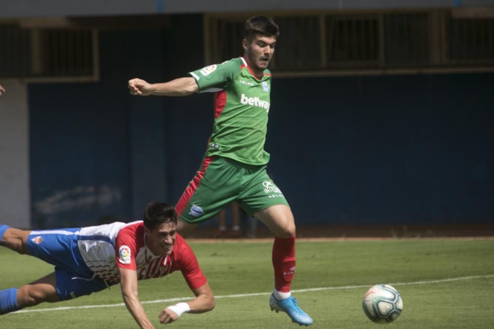 El partido entre el Sporting de Gijón y el Alavés, en imágenes