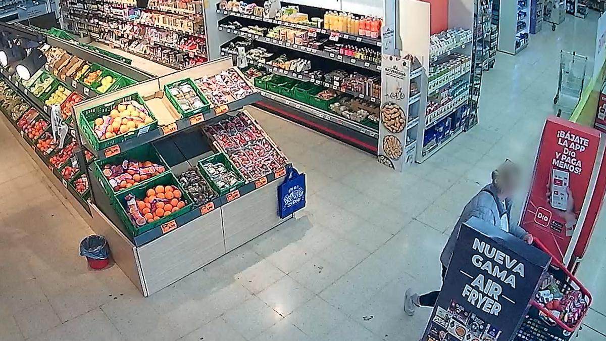 Una de los sospechosos saliendo del supermercado.