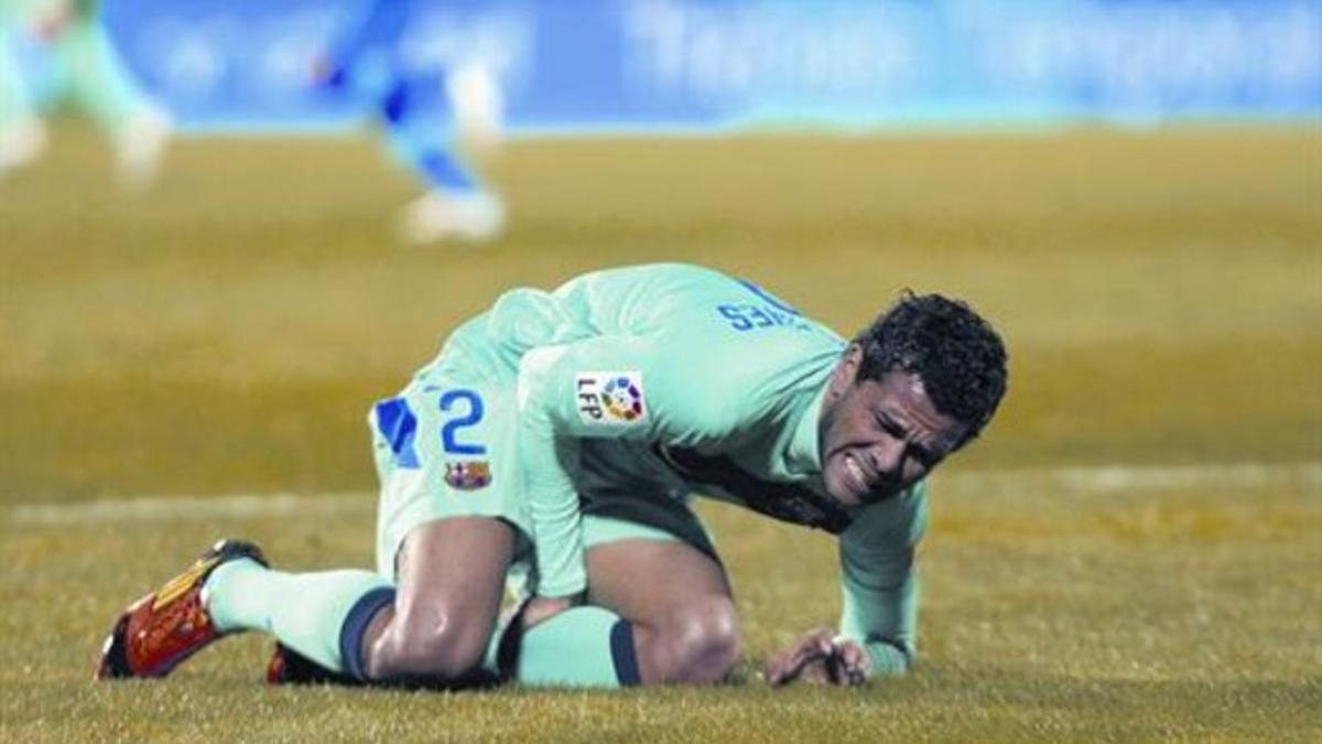 Alves se queja de dolor tras sufrir una entrada en Getafe, el pasado sábado.