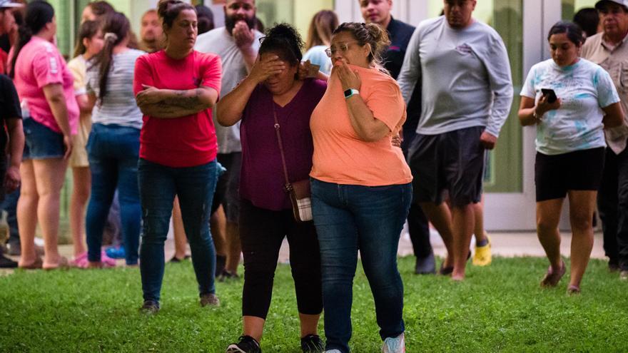 Dos mujeres esperan noticias de lo ocurrido en la escuela primaria de Uvalde.