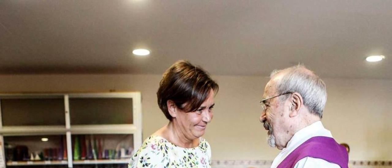 Carmen Moriyón da sus condolencias al sacerdote Ramón Paraja, hermano de Carmina, ayer, antes del funeral.