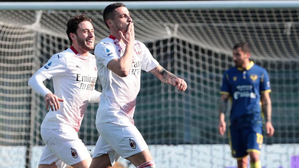 Krunic celebra junto a Calabria su gol al Hellas Verona