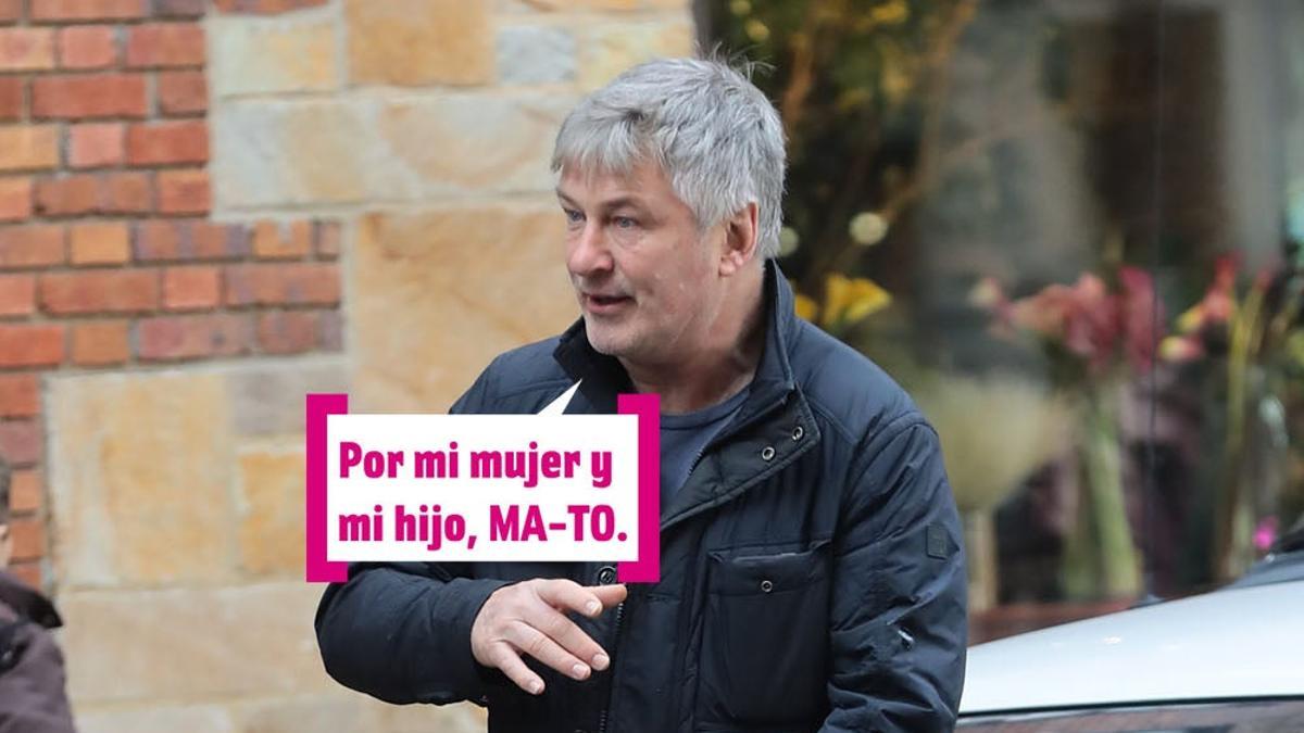 Alec Baldwin haciendo figuras con las manos