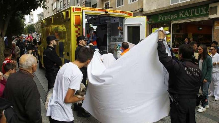 Los equipos sanitarios introducen al octogenario herido en una ambulancia. // Alba Villar