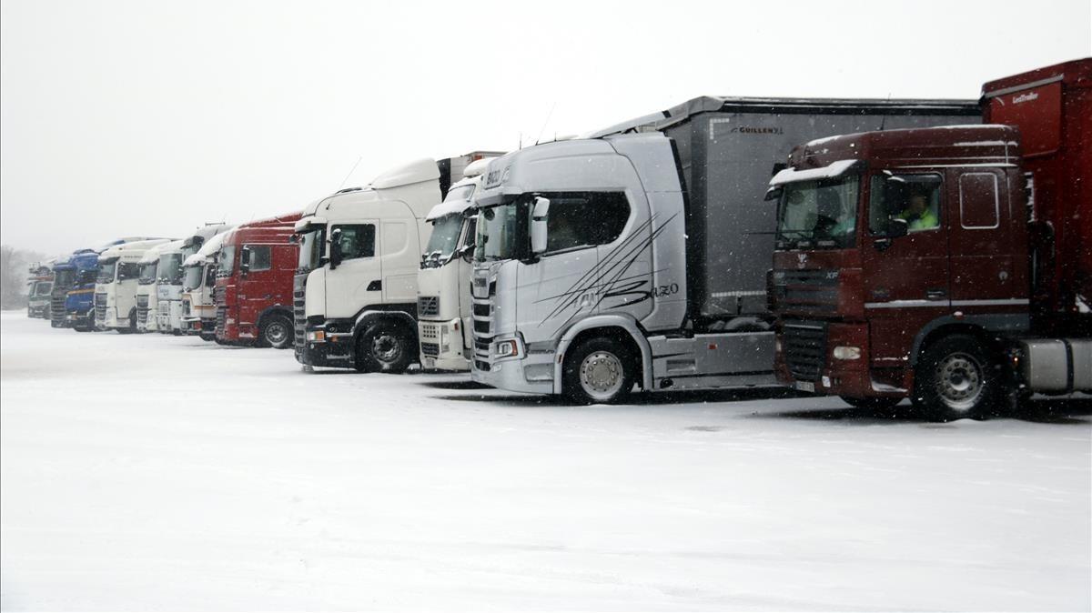 zentauroepp42340070 camions aparcats a la panadella amb un paisatge totalment bl180228104104