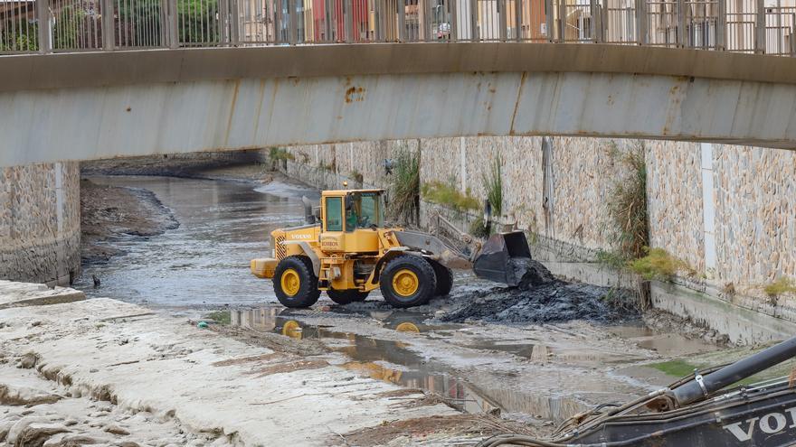 Así está el cauce del río Segura a su paso por Orihuela para retirar la acumulación de lodos