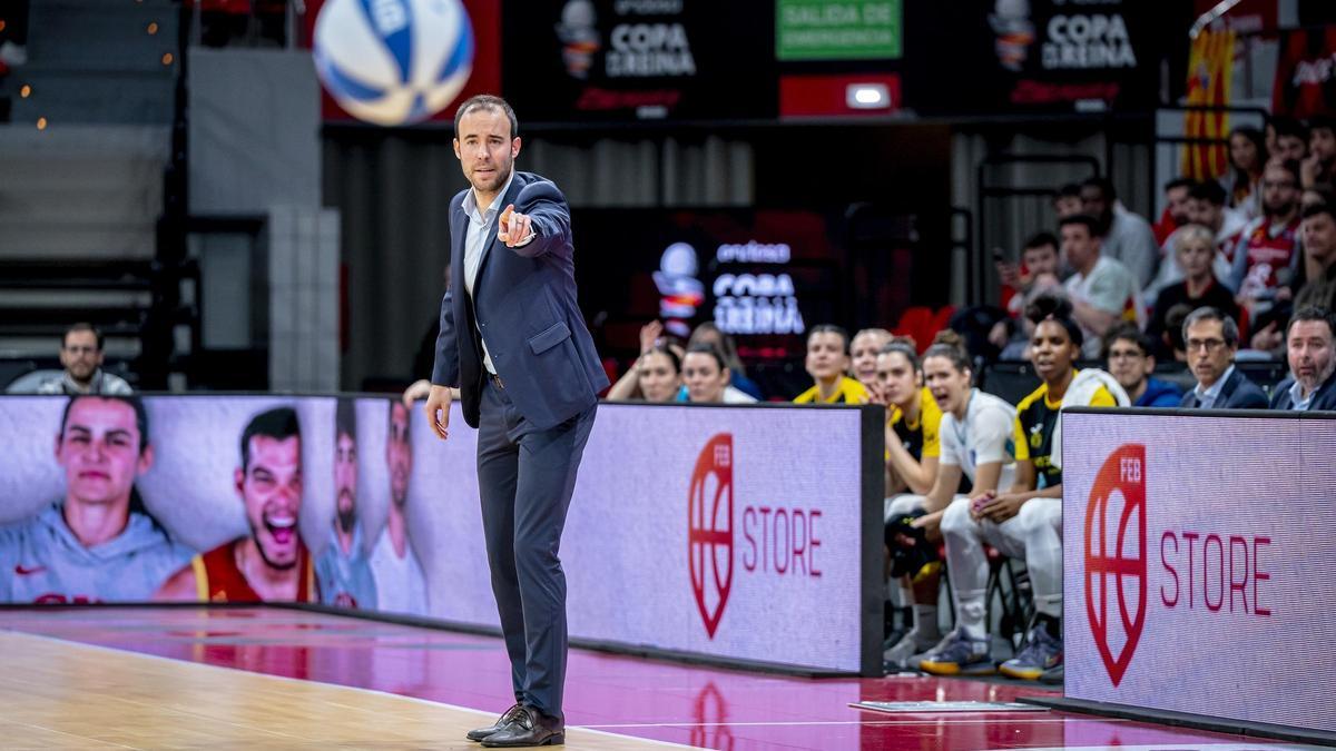 Bernat Canut, entrenador del Hozono Global Jairis, durante el partido de semifinales de la Copa de la Reina