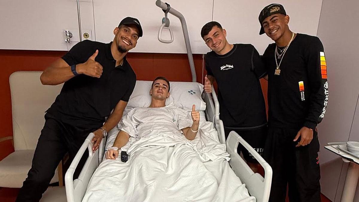 Araujo, Pedri y Lamine visitaron a Gavi en el hospital