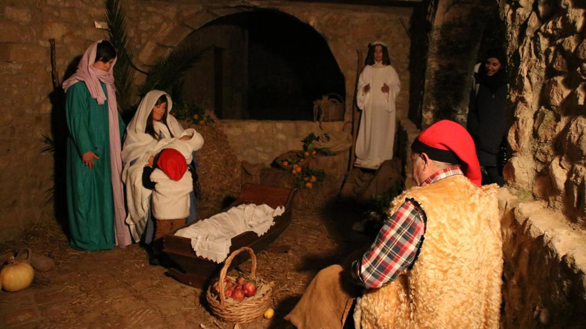 Les dues Mares de Déu participant amb els seus fills al pessebre vivent de Vilavenut