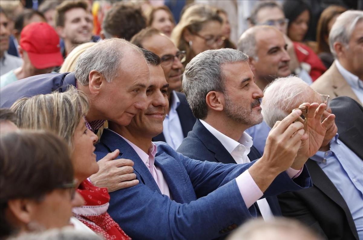 El presidente Pedro Sánchez haciéndose un selfie con un asistente al acto central de campaña del PSC, en la Fàbrica de Creació Fabra i Coats, en Barcelona.