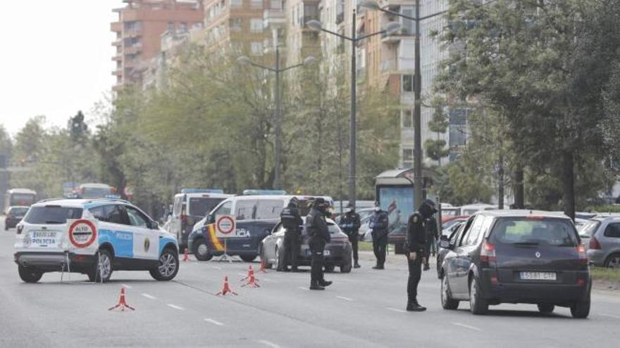 Miles de valencianos colapsan las salidas de la ciudad en pleno estado de alarma