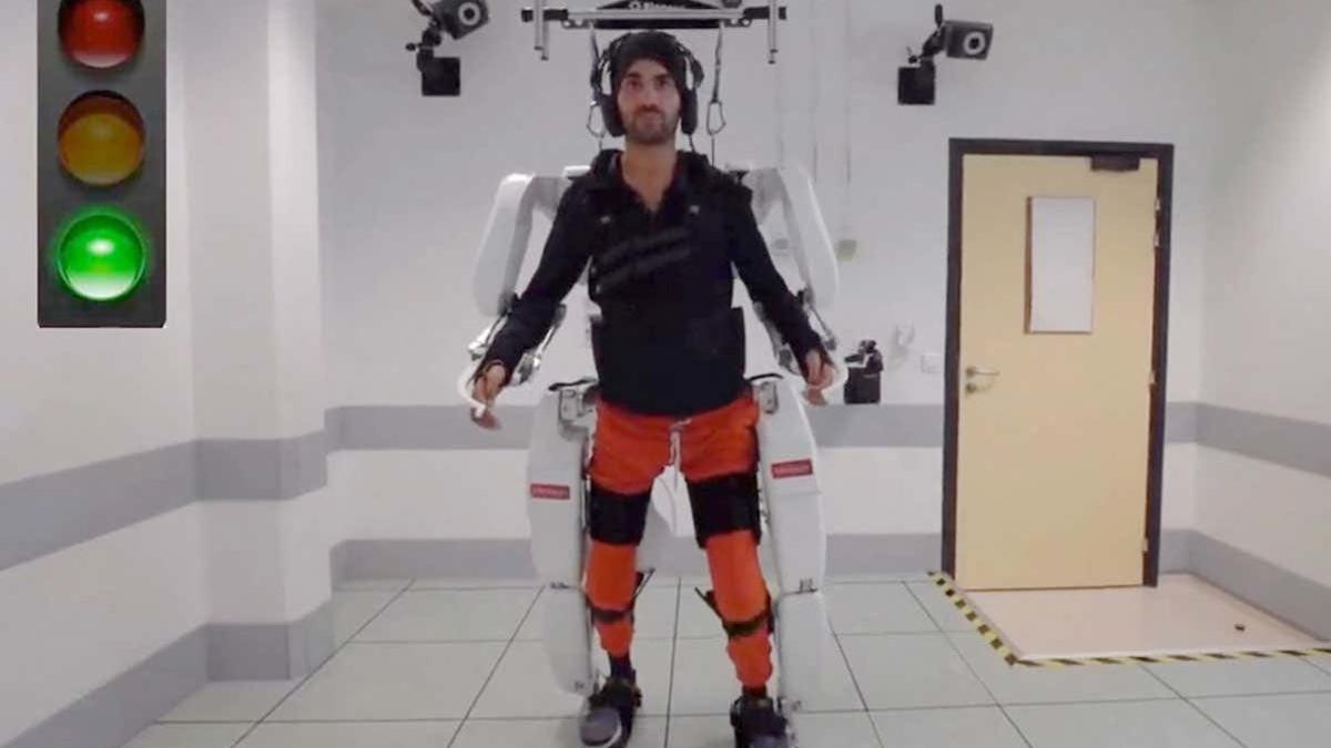 Este exoesqueleto para tetrapléjicos controlado por el cerebro permite caminar | Vídeo