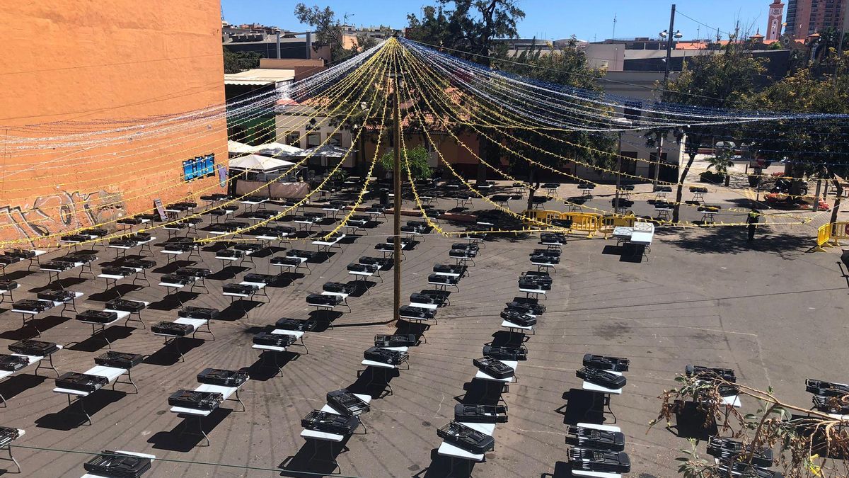 Aspecto que presenta el Campo Castro, en la calle de La Noria, con las mesas ya instaladas.