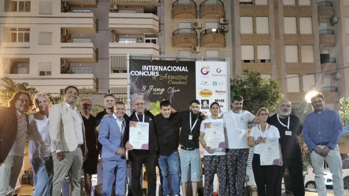 Foto final de familia con los mejores del concurso de Oliva, organizadores y autoridades