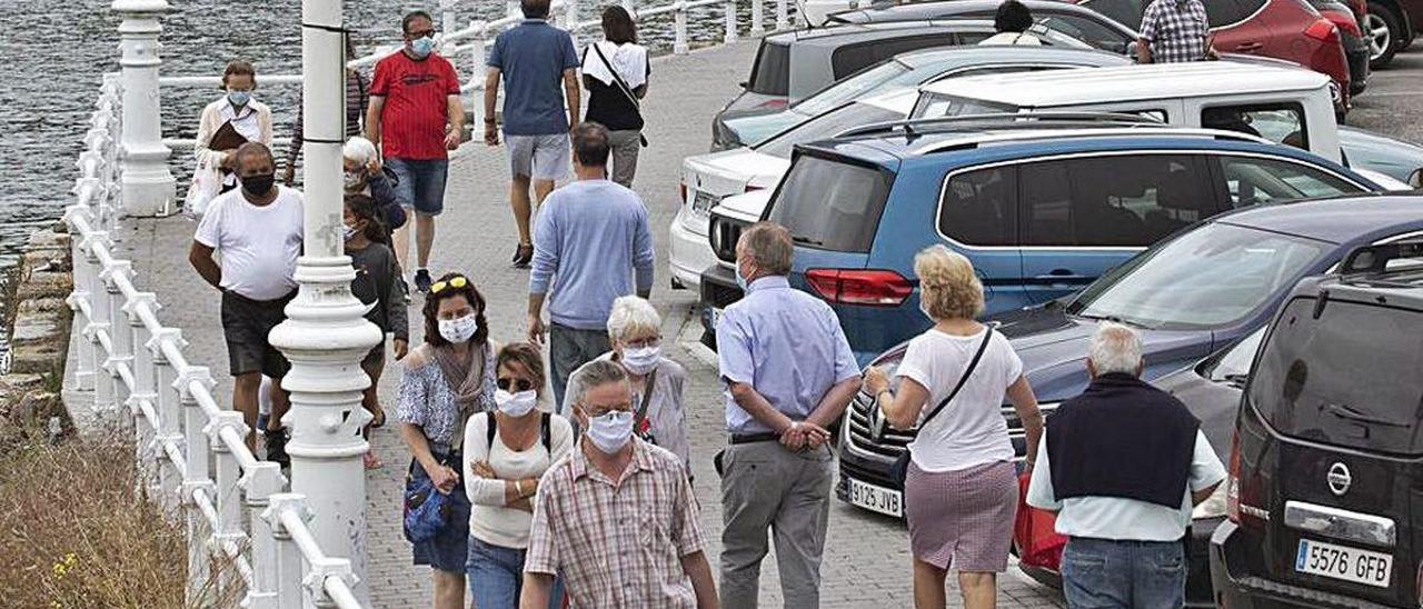 Vecinos de Ribadesella, con mascarillas.