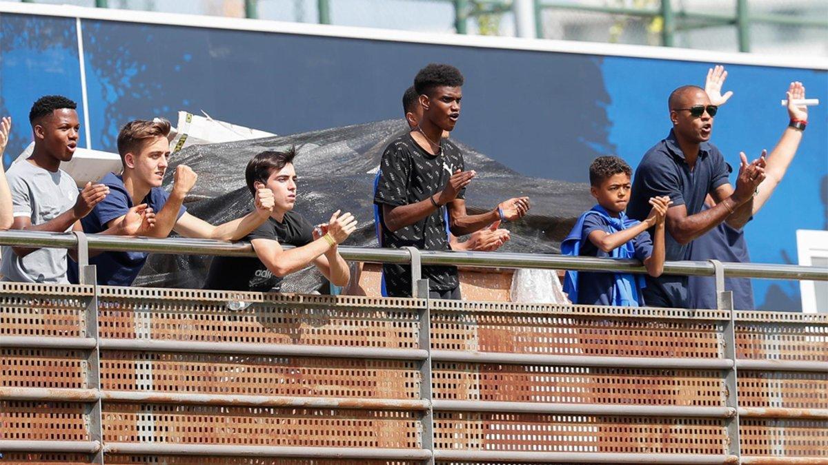 Los canteranos Ansu Fati, Josep Jaume, Jorge Alastuey, Saidou, Shane y el responsable Patrick Kluivert, viendo al Juvenil A del FC Barcelona