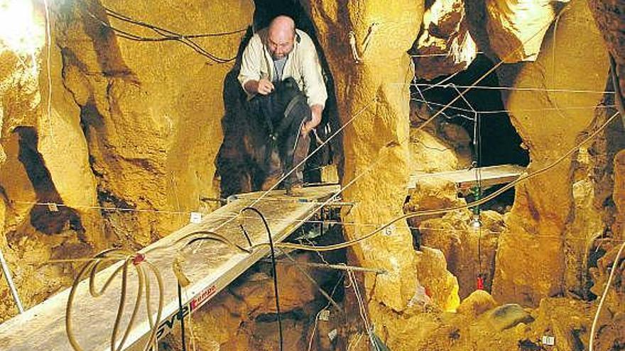 El geólogo Juan Carlos Cañaveras, en el interior de la cueva de Sidrón.