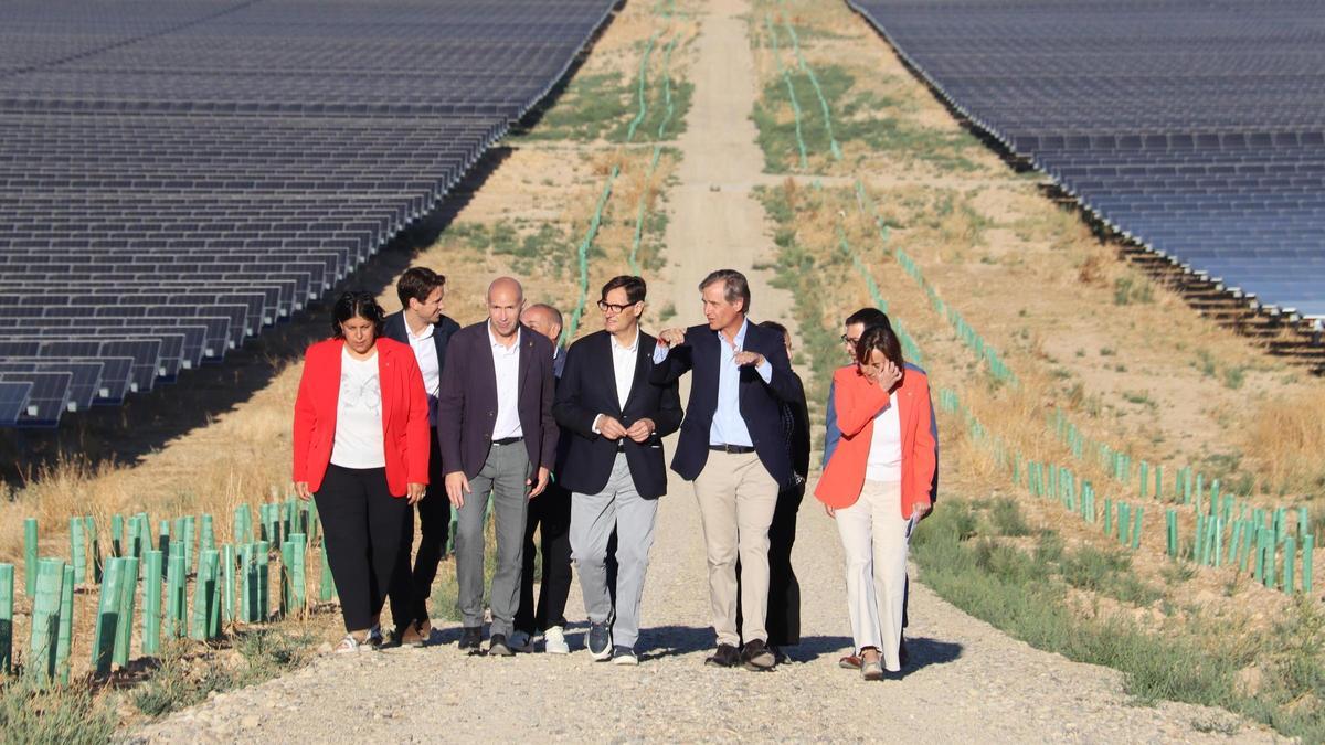 El president Salvador Illa i la consellera Sílvia Paneque en la visita al parc solar d'Alcarràs
