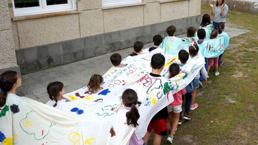 Los alumnos del CEIP As Bizocas se familiarizan con el arte contemporáneo