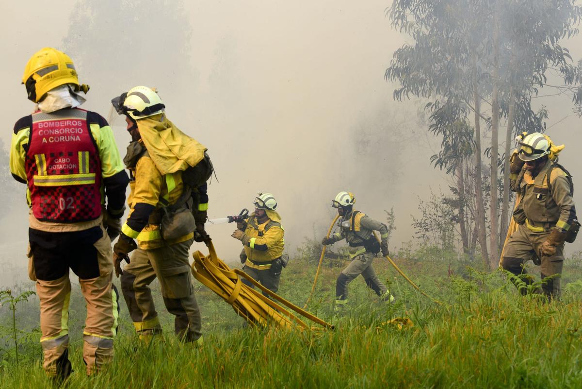 Servicios de emergencias en la labores de extinción.