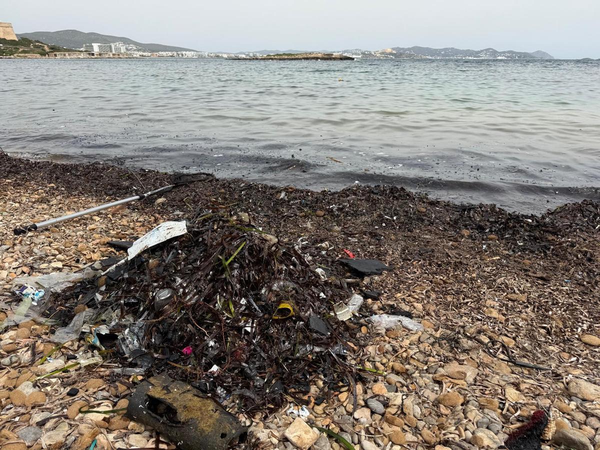 Galería: restos del yate incendiado en Ibiza