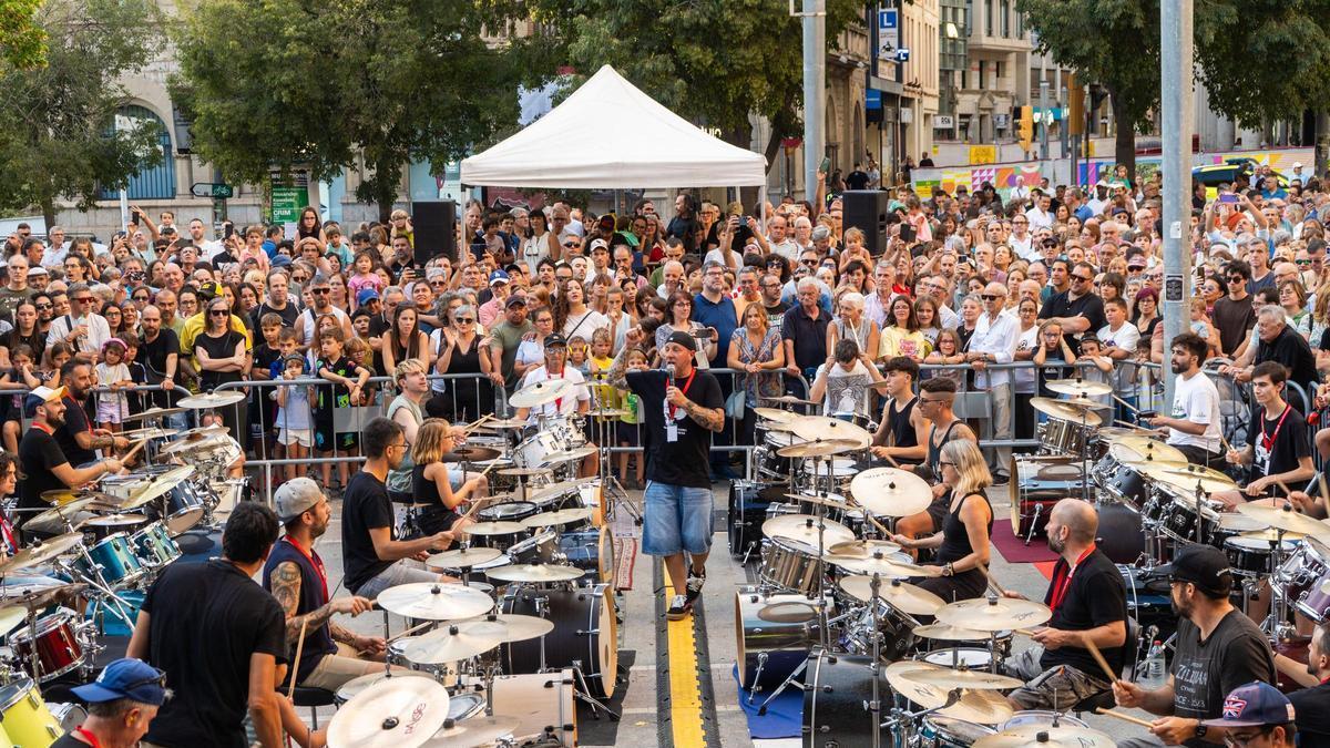 Trobada de bateries de la festa major de 2025, amb Ernest Larroya, l'organitzador, al centre
