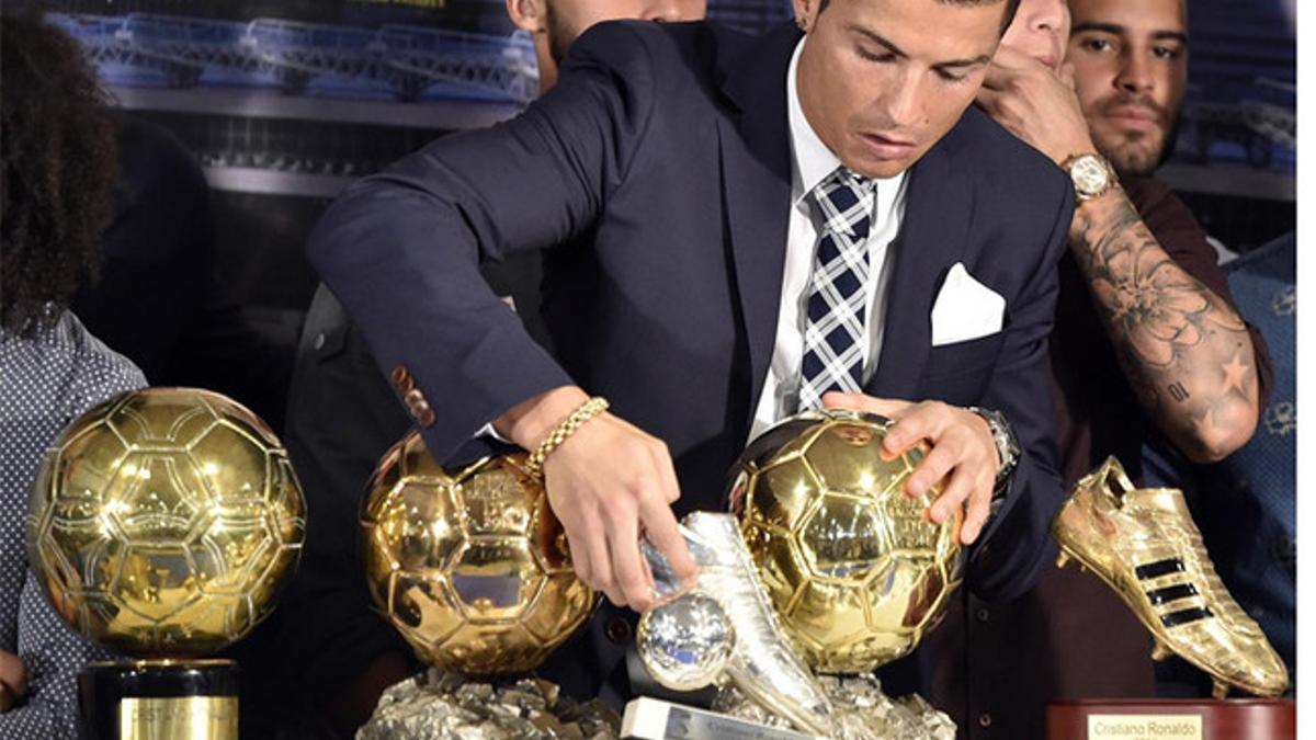 Cristiano Ronaldo pone en orden sus trofeos