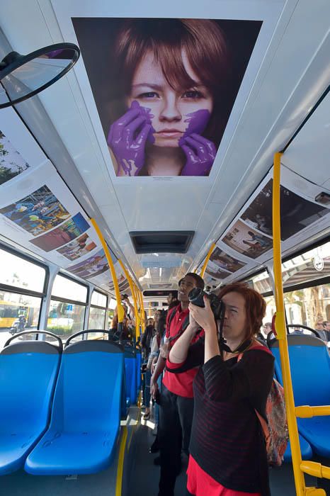 Exposición de igualdad a bordo de una guagua