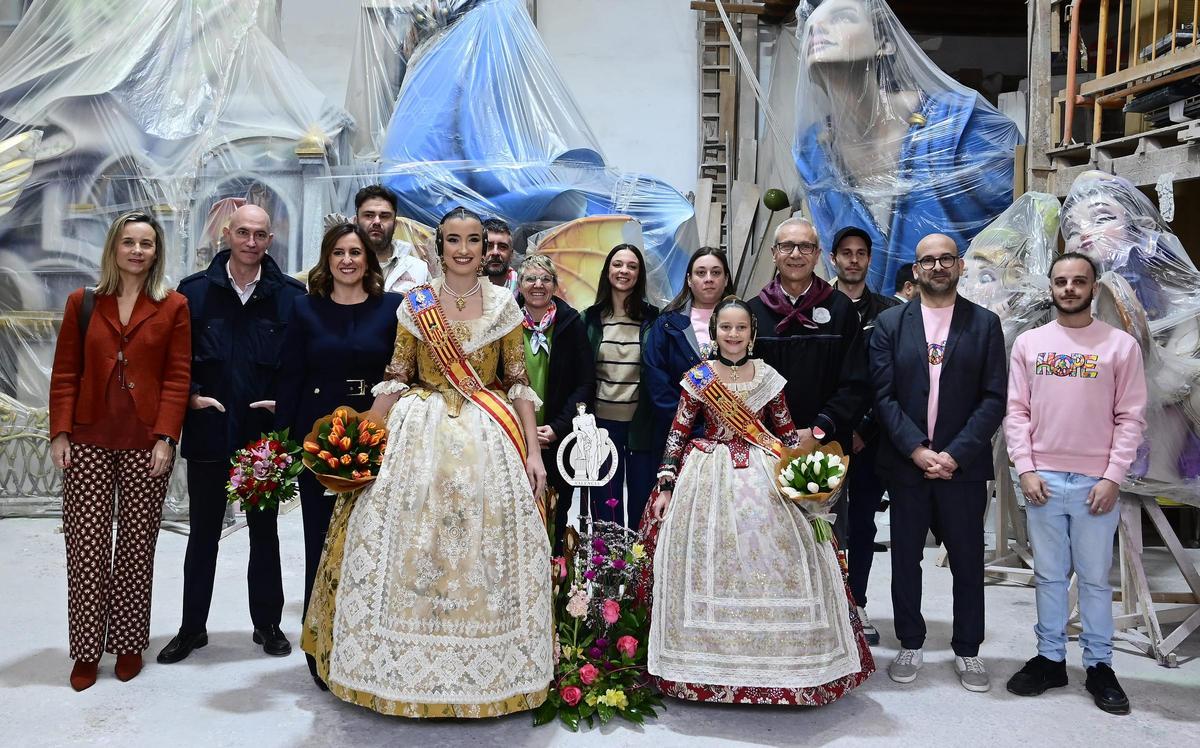 Visita de las falleras y las autoridades municipales a los talleres falleros.