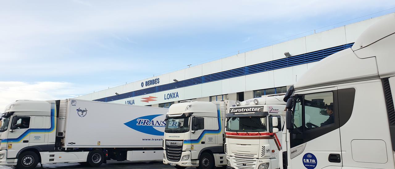 Camiones en la lonja de Vigo ayer.