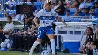 Aithiara Carballo, jugadora del Costa Adeje Tenerife: "Encadenar dos victorias nos hace crecer y tener aún más hambre de ganar"