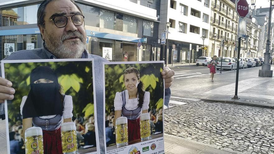 Jenaro Soto, ayer, con los nuevos diseños del cartel del Festival de la Cerveza, con la modelo con burka y con el escote de la camisa tapado.