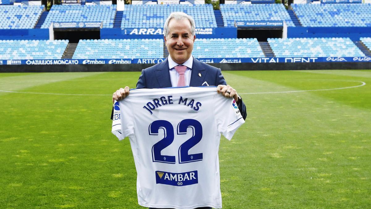 Jorge Mas, presidente del Real Zaragoza, sobre el césped de La Romareda.