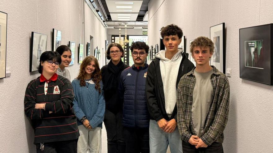 Sara Fernández, Sofía Sánchez, Nela Román, Andrea Mariño, Manuel Rodríguez, Ignacio López y Hugo Blanco, en la Escola de Imaxe e Son. | LOC