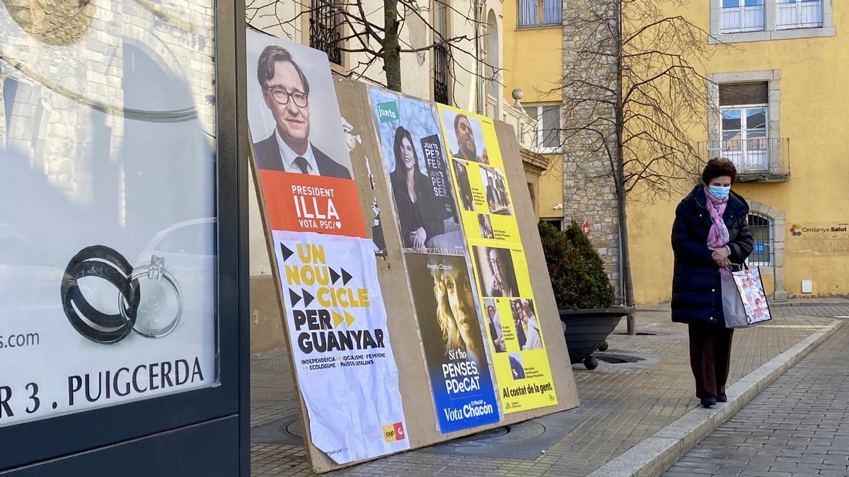 Publicidad electoral en la plaza de los Herois de Puigcerdà