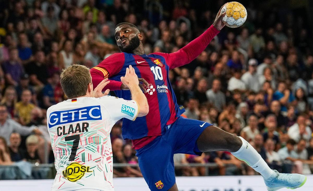 Dika Mem encara al ahora lesionado Felix Claar en la pasada Champions