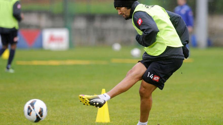 Abel Aguilar en un entrenamiento en Abegondo.