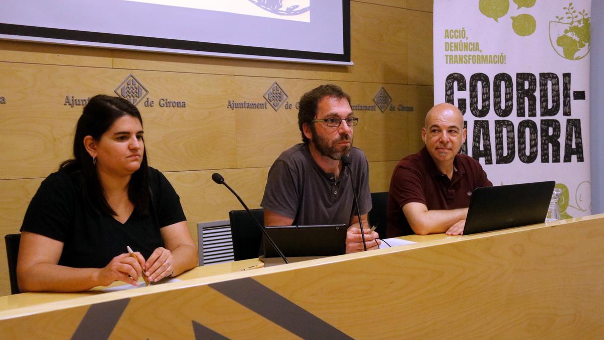 D'esquerra a dreta, la tècnica d'incidència política Núria Palomar; el president de la Coordinadora d'ONGs, Àngel Vàzquez, i el director del Fons Català de Cooperació, David Minobes