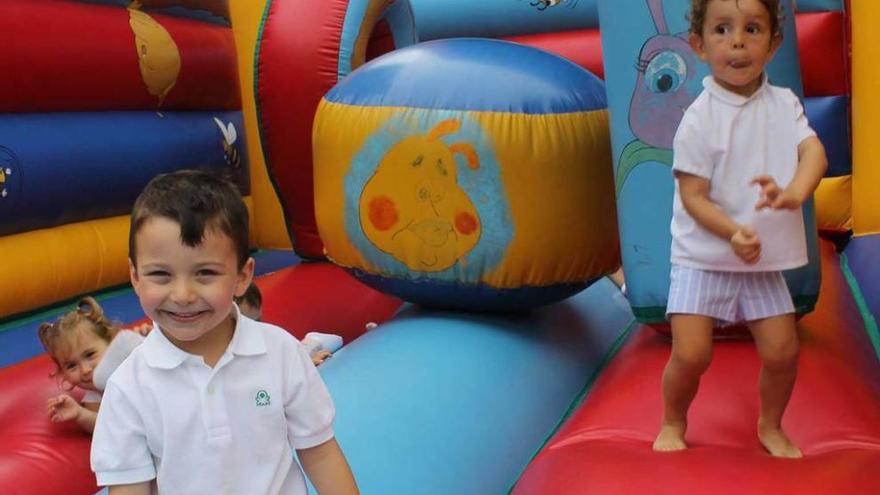 Pelayo García y Pablo Pérez, en los juegos instalados en el parque de Luarca.