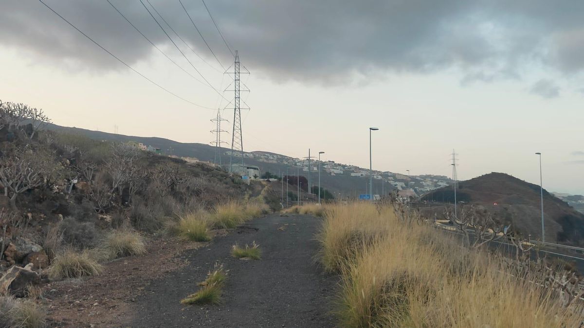 Vía a la derecha del puente, en frente del Club Deportivo Círculo de Amistad XII de Enero