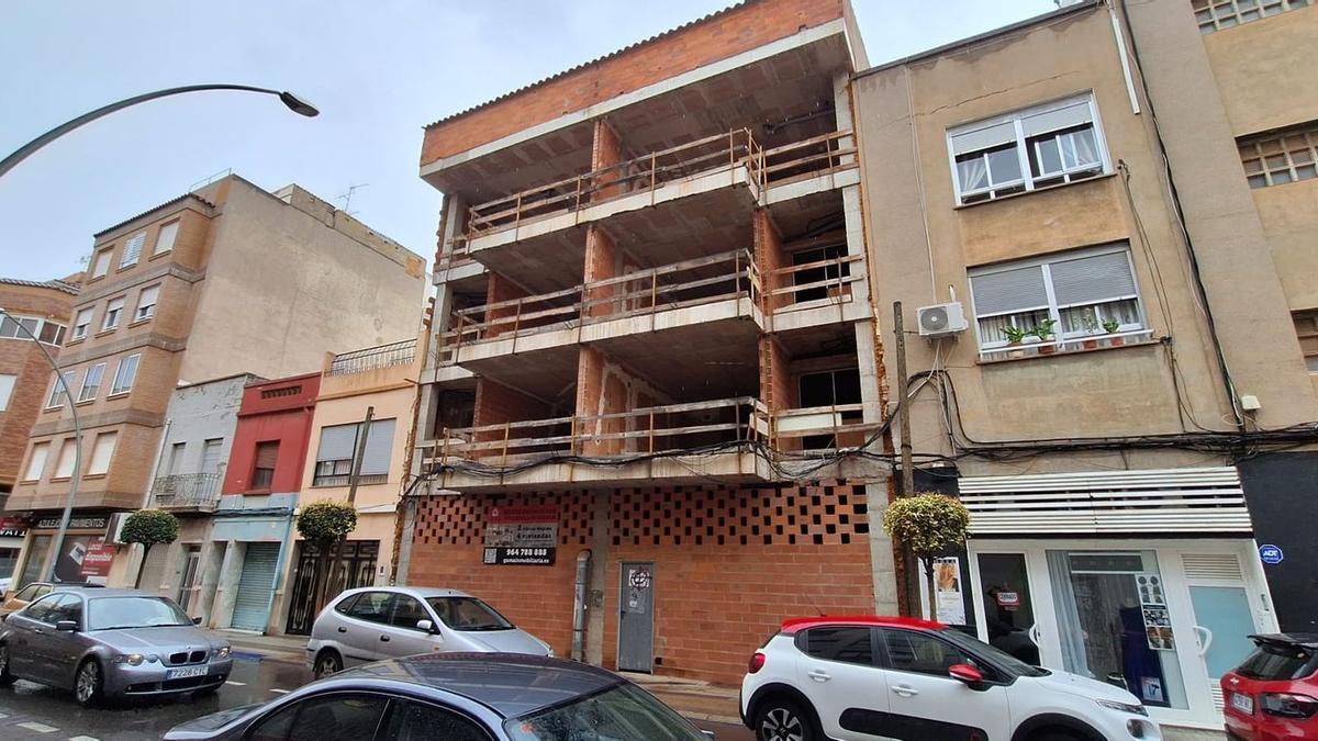 El primero de los edificios en que se retomarán las obras para finalizarlo es este de la calle Joan Baptista Baptista Llorens de Vila-real.