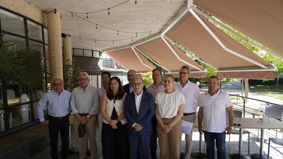 Enrique Oliveira, partidario a repetir en la presidencia de la Cámara de Comercio, con sus partidarios.