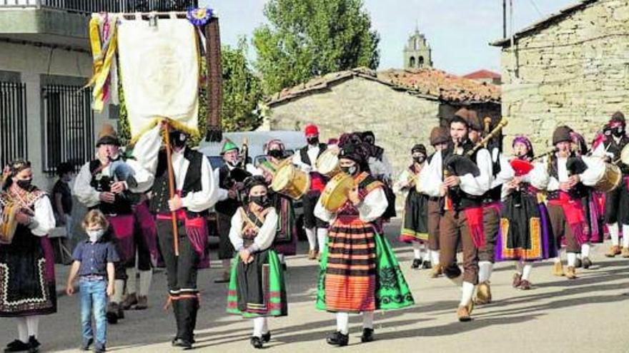 Actuación de la agrupación “Manteos y Monteras” en Villalcampo . | Ch. S.