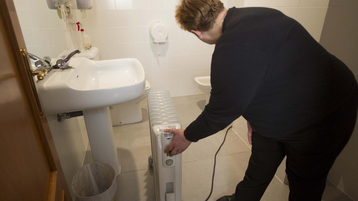 Una mujer, sufre la pobreza energética en su domicilio.