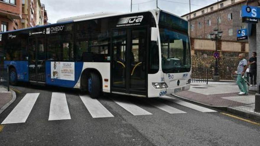 Un anciano abusa de una menor con tocamientos en el bus tres veces en tres días