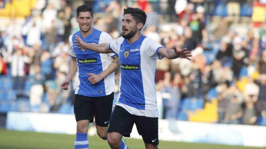 Juanma Espinosa celebra un gol con el Hércules